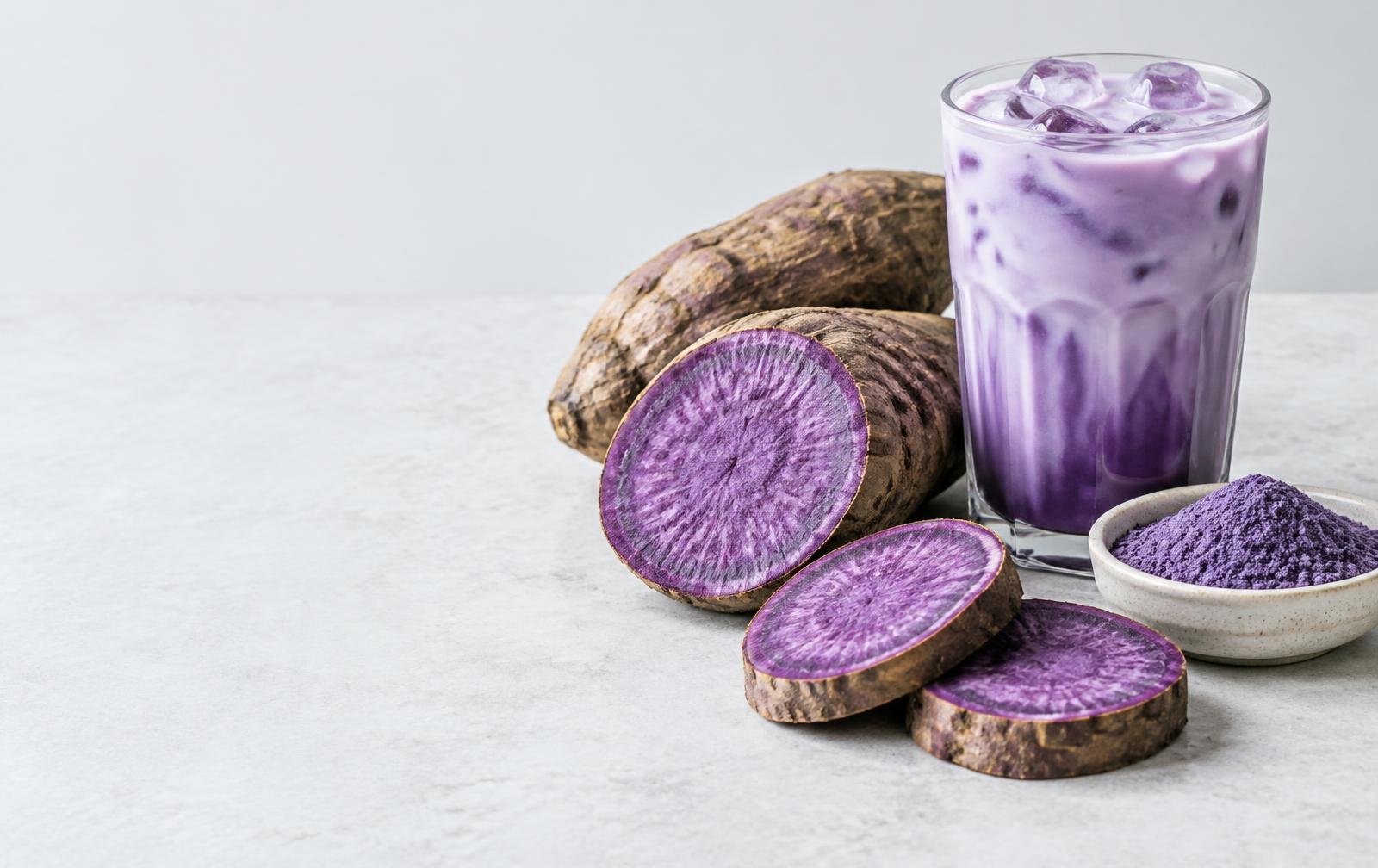 Illustration de l’igname violette ube, de sa poudre et d’un latte glacé